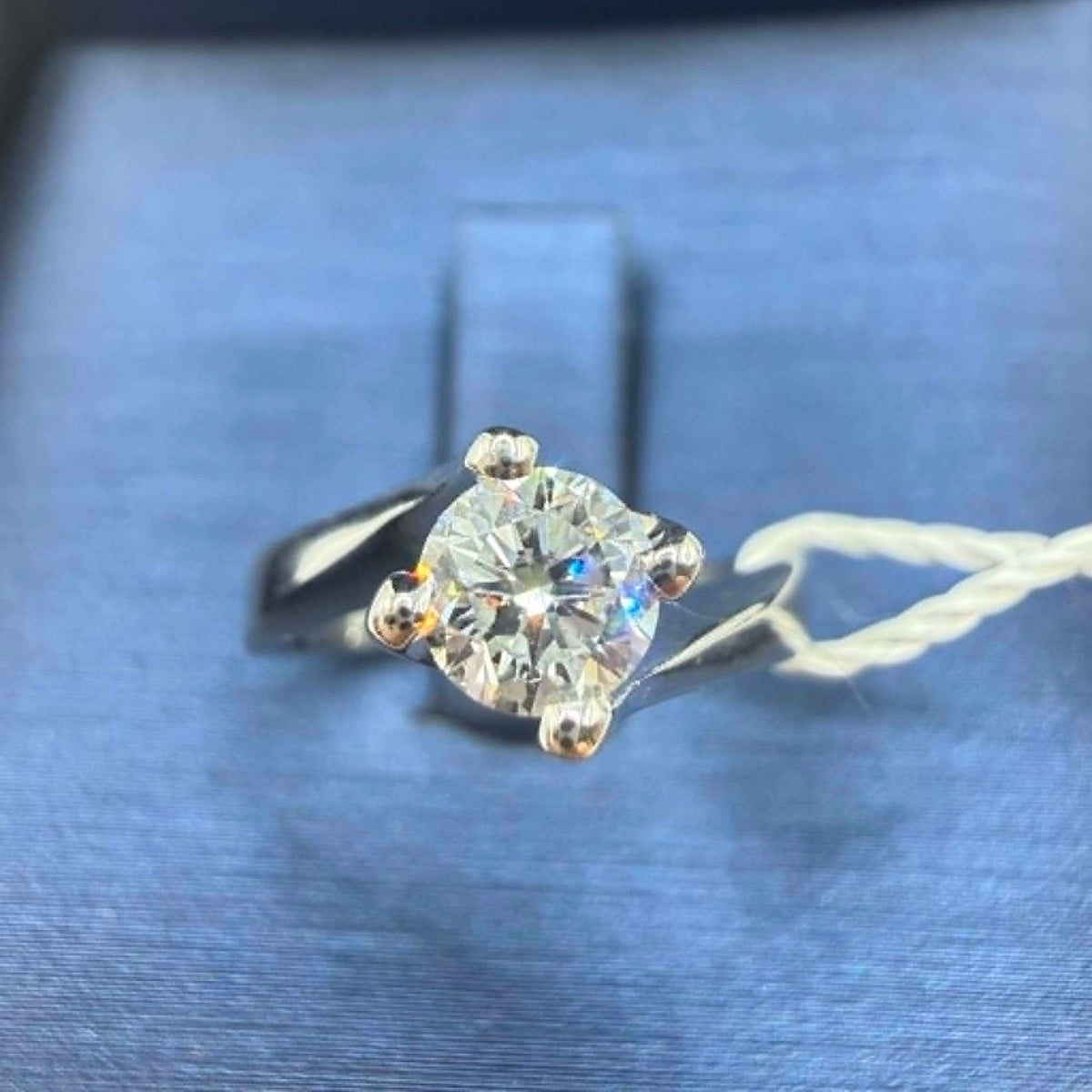 Anello Solitario in Oro 18KT 18KT e Diamante IGI Ct 0.50 E-VVS