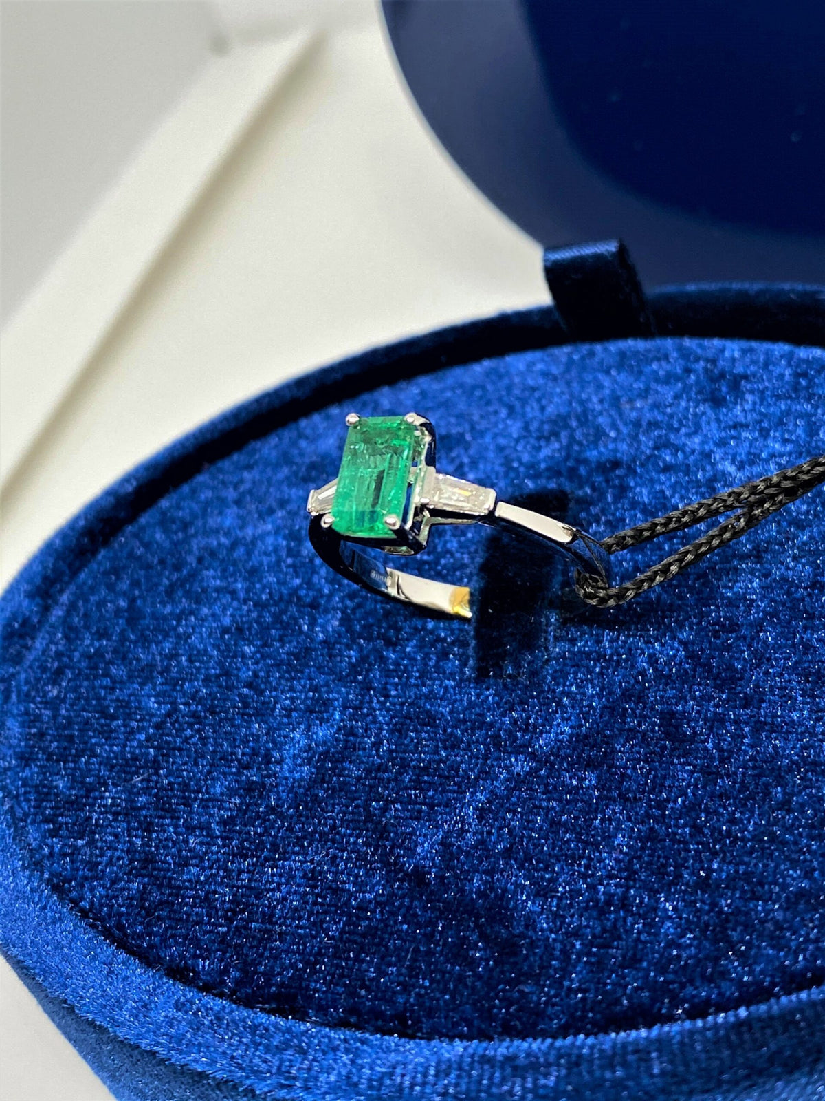 Anello Recarlo Con Smeraldo Ct 0,97 e Diamanti - ZF700/BS