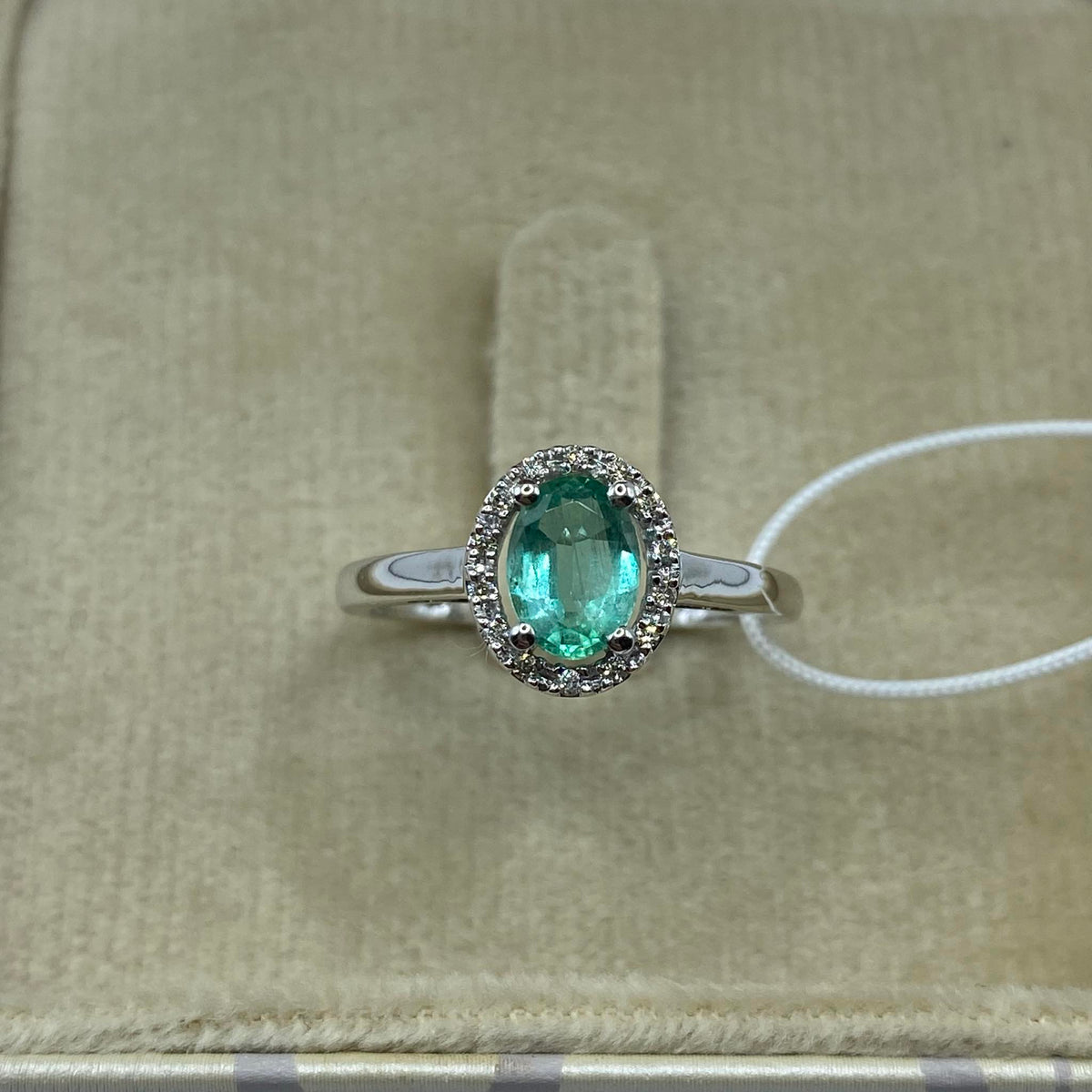 Anello Donna Oro 18KT con Smeraldo Ct 0.70 e Diamanti