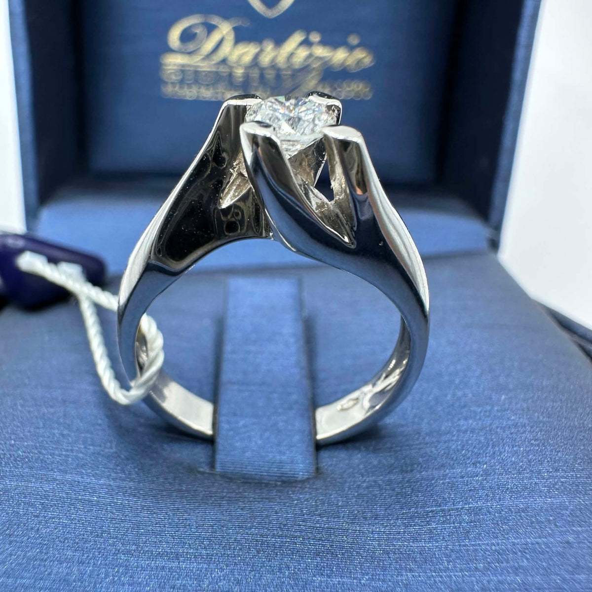 Anello Solitario in Oro 18KT 18KT e Diamante Ct 0.38 G-VVS