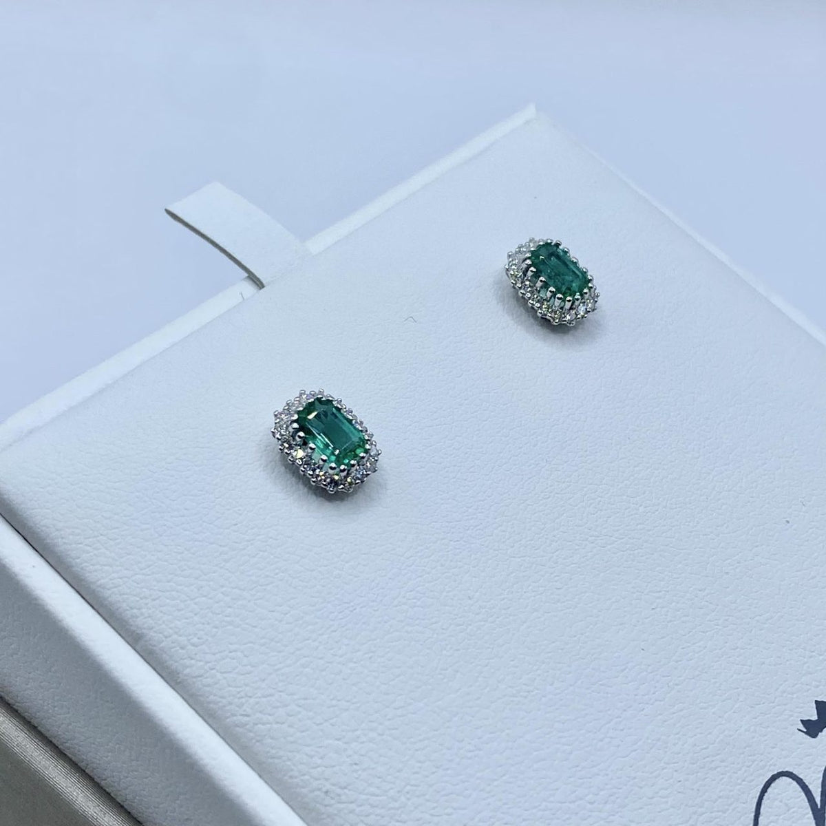 Orecchini Miluna in Oro 18KT 18KT con Diamanti e Smeraldi Ct. 1,1