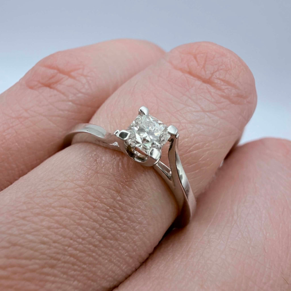Anello Solitario Forever Unique con Diamante De Beers Ct. 0,31