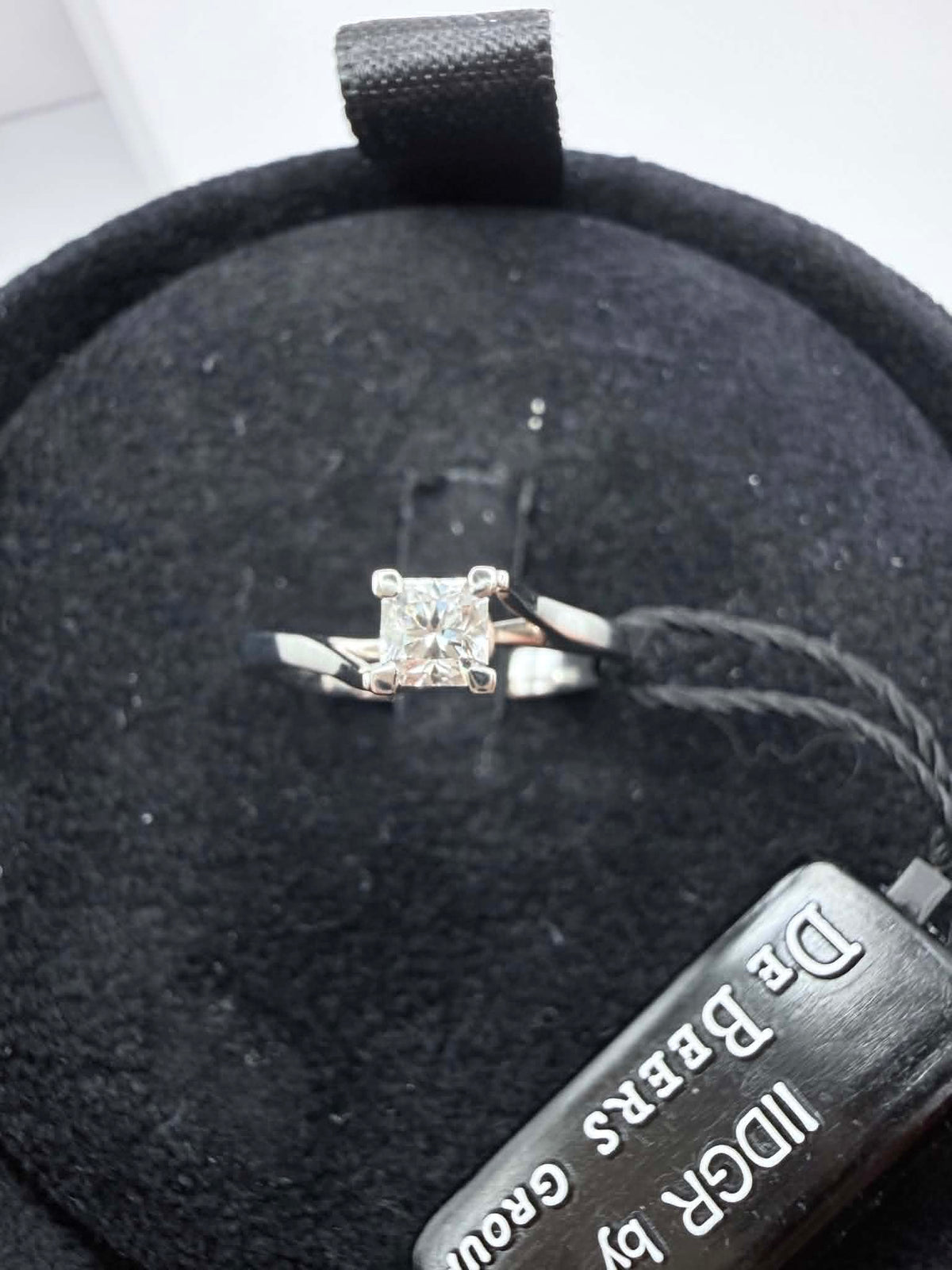 Anello Solitario Forever Unique con Diamante De Beers Ct. 0,31