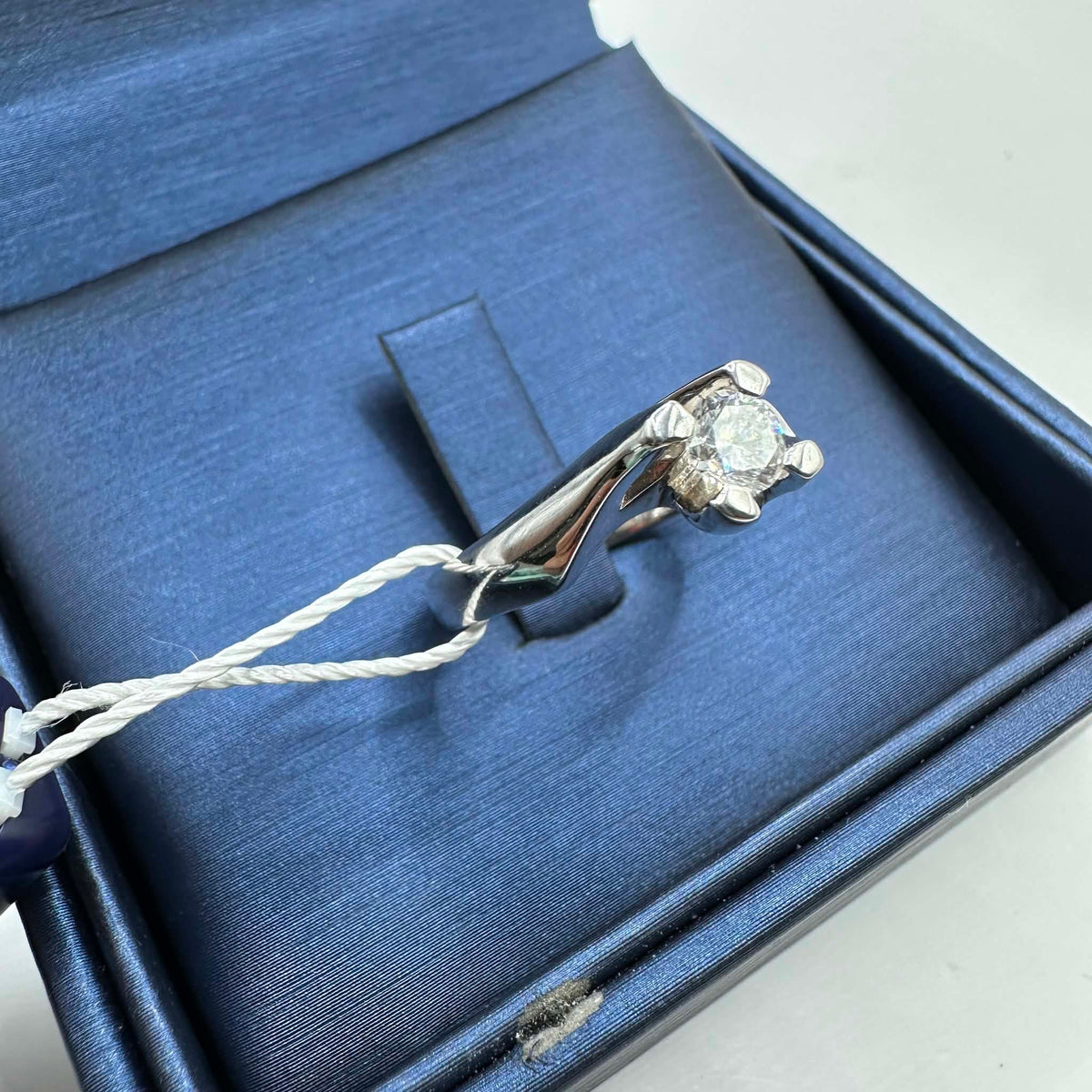 Anello Solitario in Oro 18KT 18KT e Diamante Ct 0.38 G-VVS