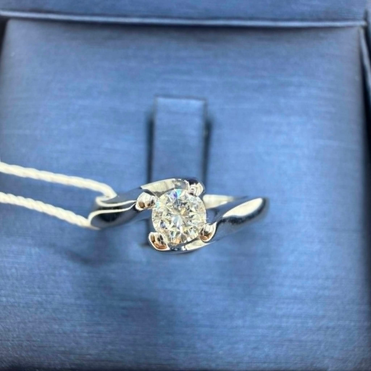 Anello Solitario in Oro 18KT 18KT e Diamante Ct 0.34 G-VS1