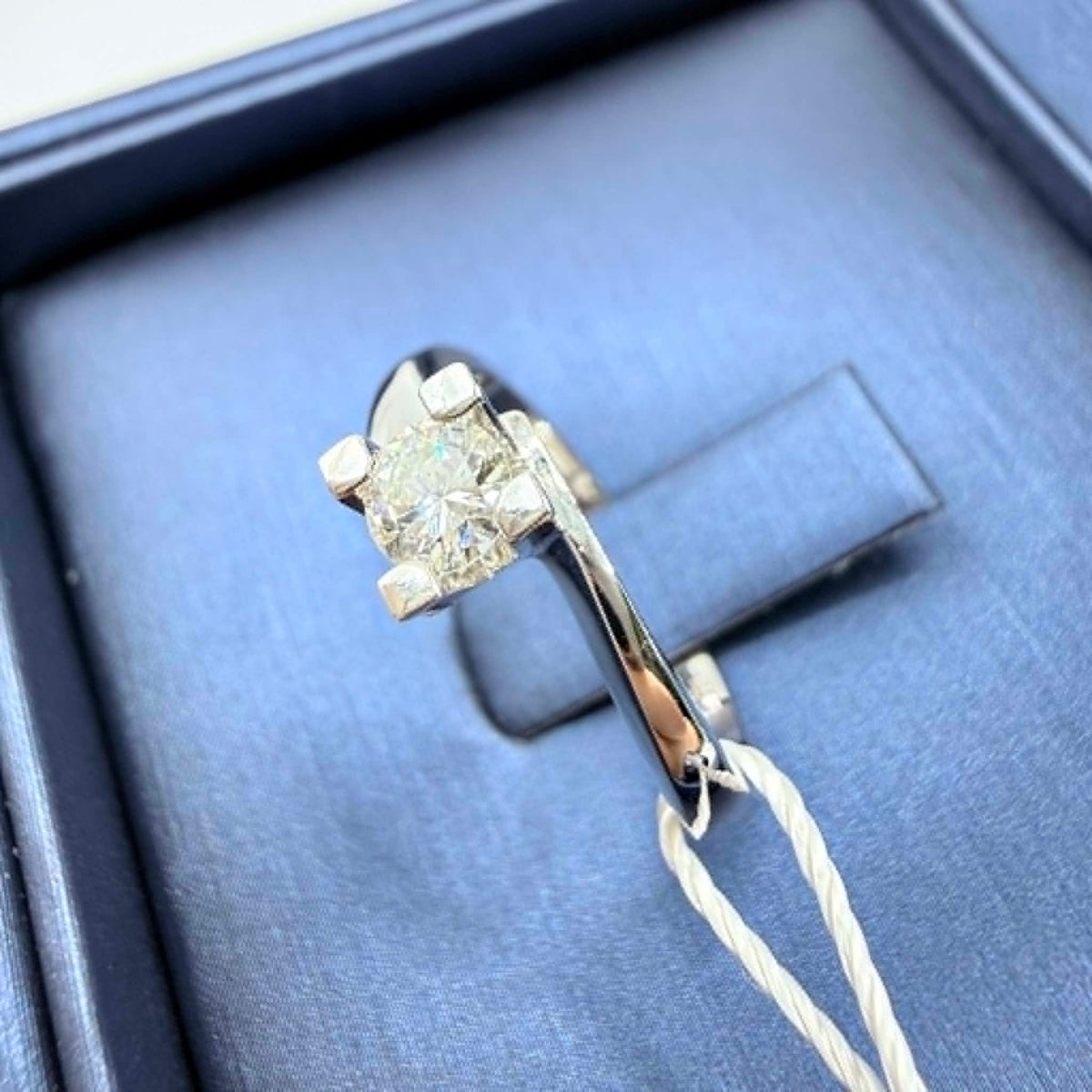 Anello Solitario in Oro 18KT 18KT e Diamante Ct. 0,30 G-VVS