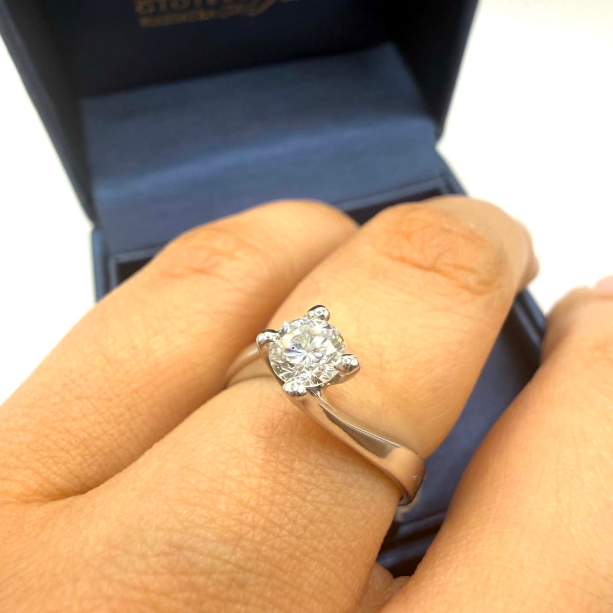 Anello Solitario in Oro 18KT 18KT e Diamante IGI Ct 0.50 E-VVS