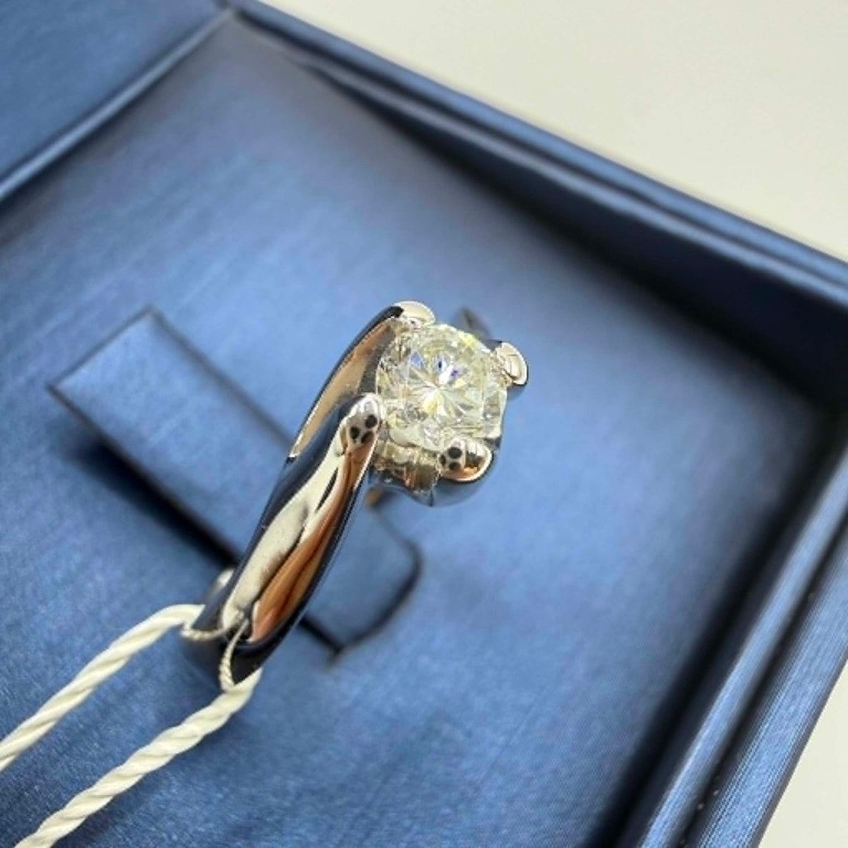 Anello Solitario in Oro 18KT 18KT e Diamante Ct 0.34 G-VS1
