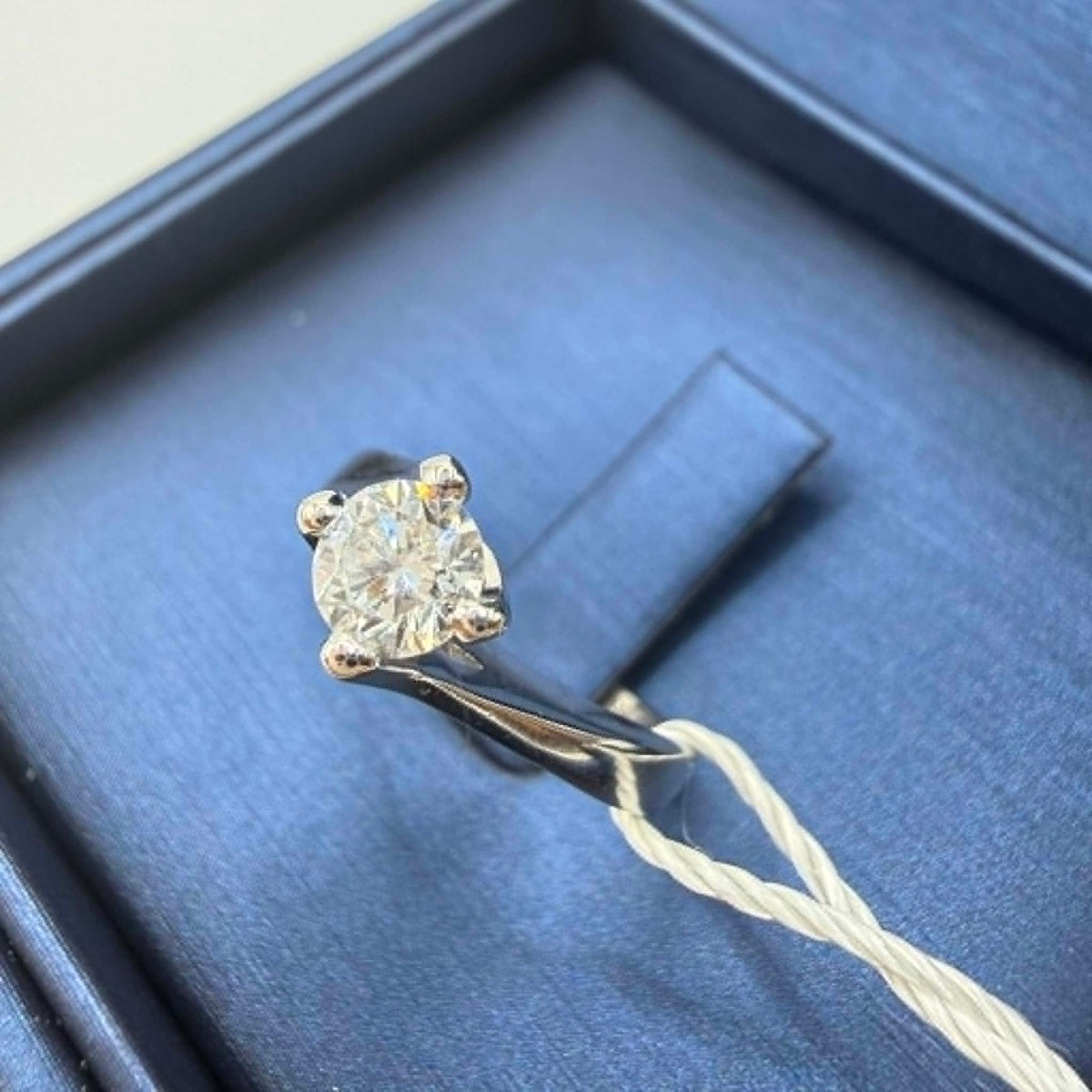 Anello Solitario in Oro 18KT 18KT e Diamante IGI Ct 0.50 E-VVS