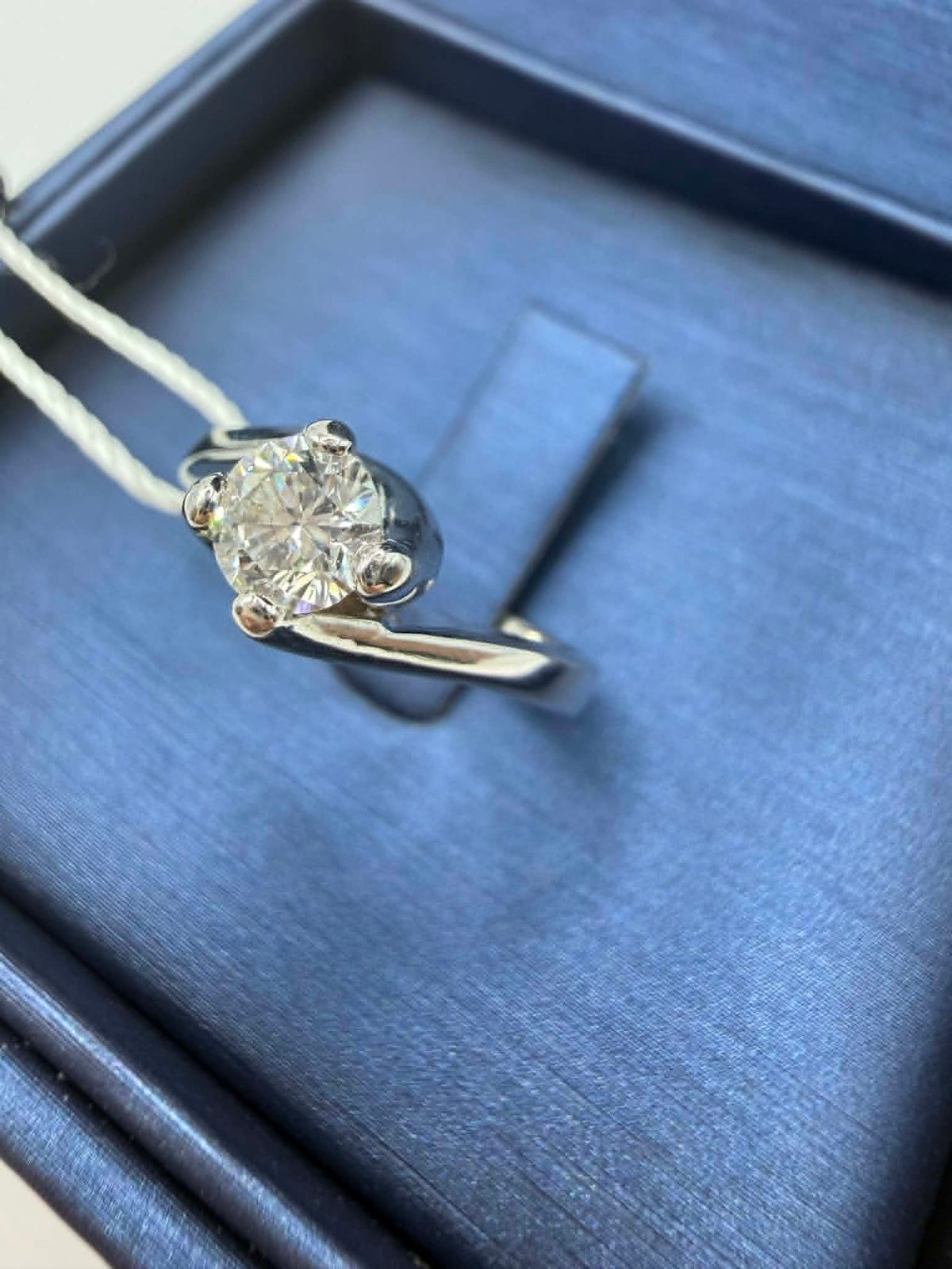 Anello Solitario in Oro 18KT 18KT e Diamante Ct 0.50 G-VVS