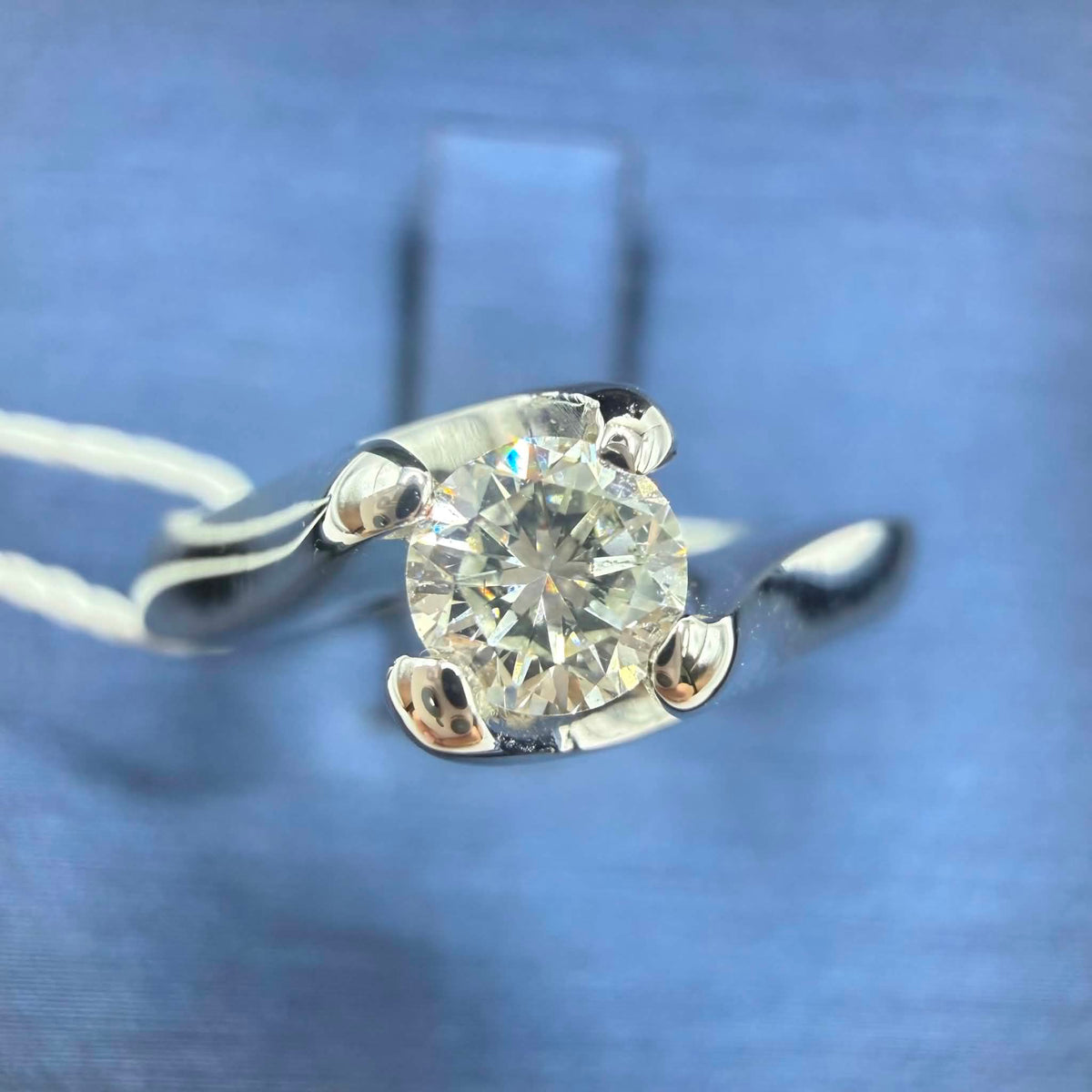 Anello Solitario in Oro 18KT 18KT e Diamante Ct 0.34 G-VS1