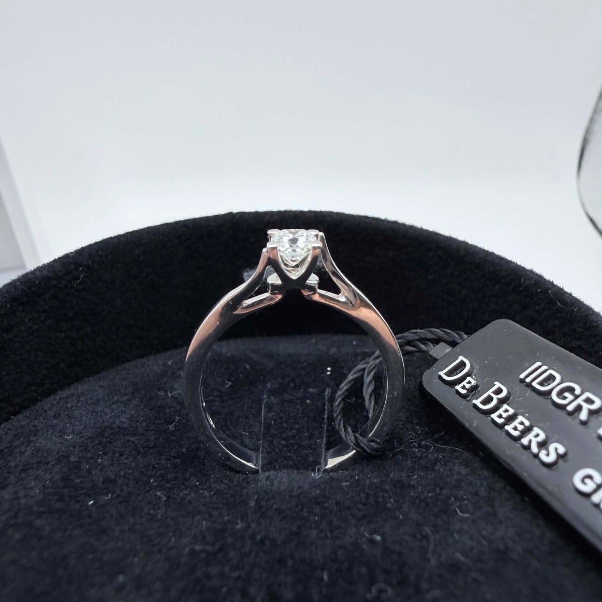 Anello Solitario Forever Unique con Diamante De Beers Ct. 0,31
