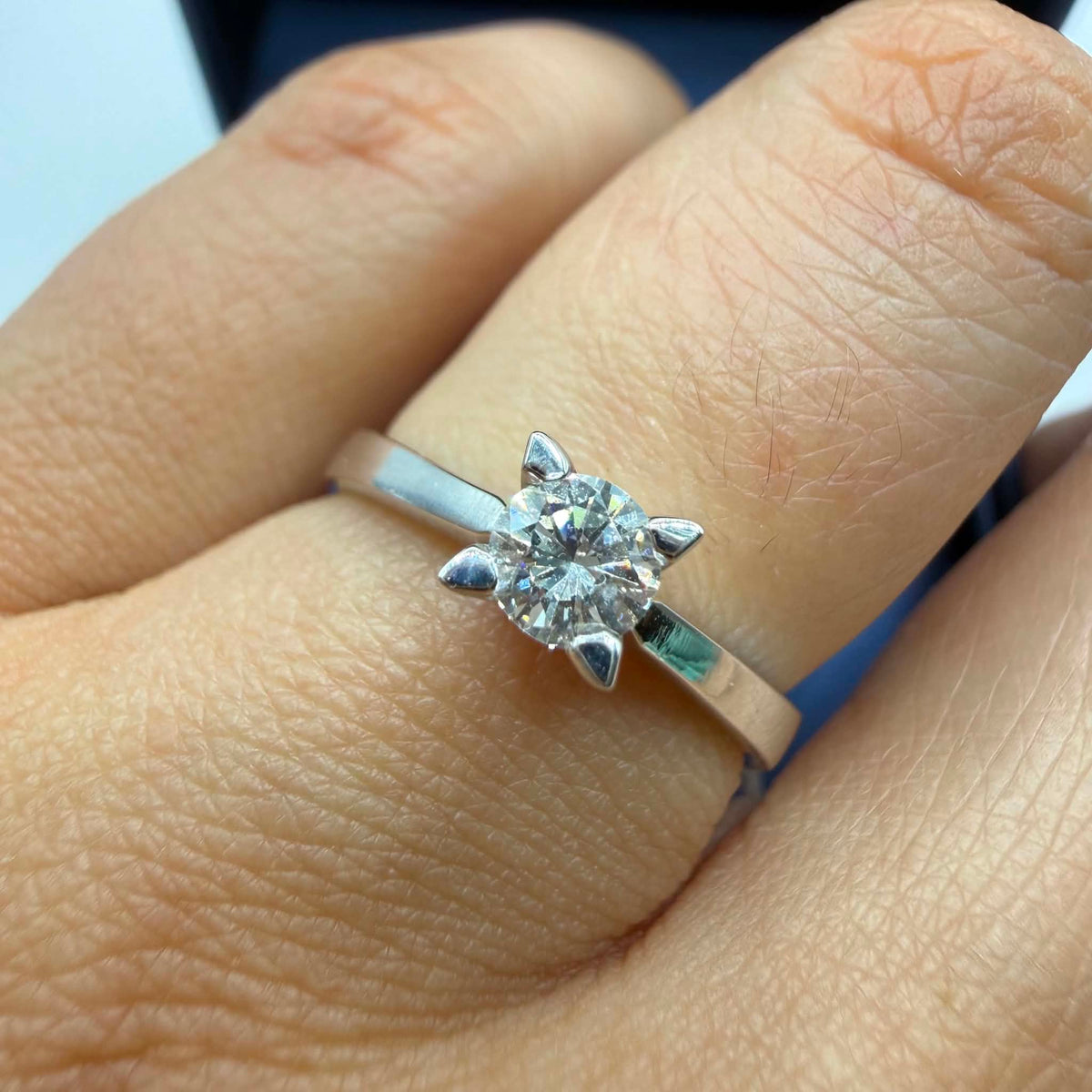 Anello Solitario in Oro 18KT 18KT e Diamante Ct. 0.32 G-IF