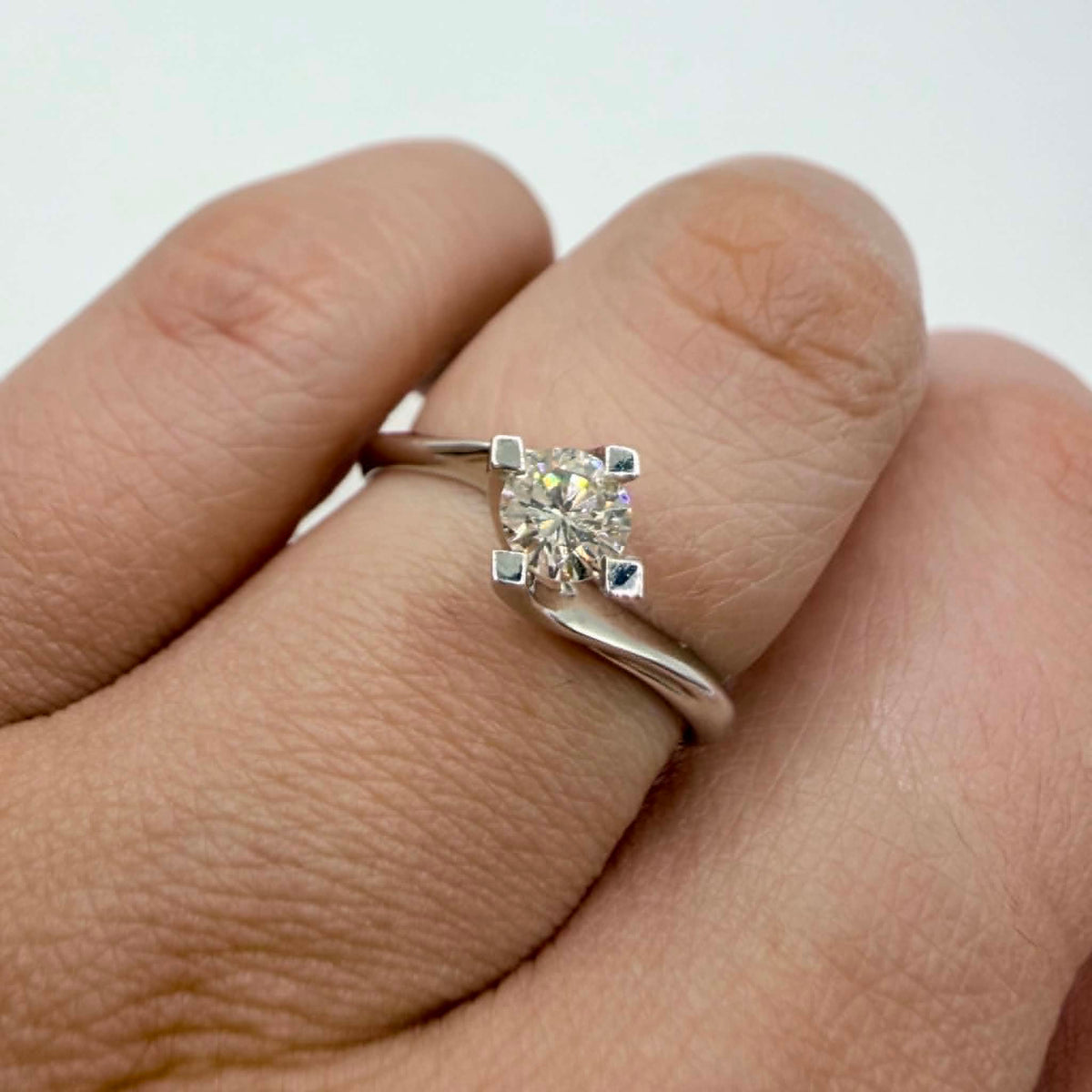 Anello Solitario in Oro 18KT 18KT e Diamante Ct 0.50 G-VVS