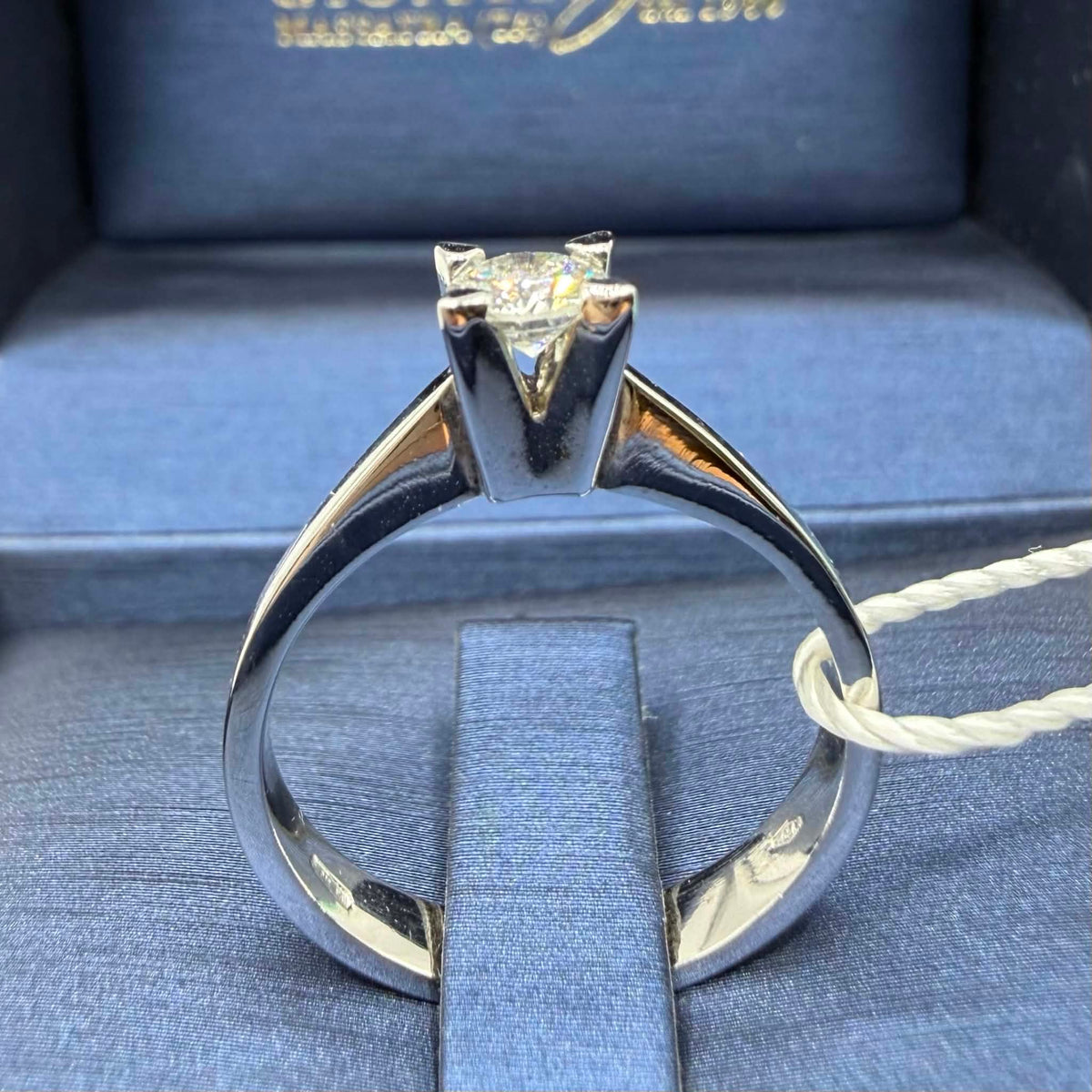 Anello Solitario in Oro 18KT 18KT e Diamante Ct. 0.32 G-IF