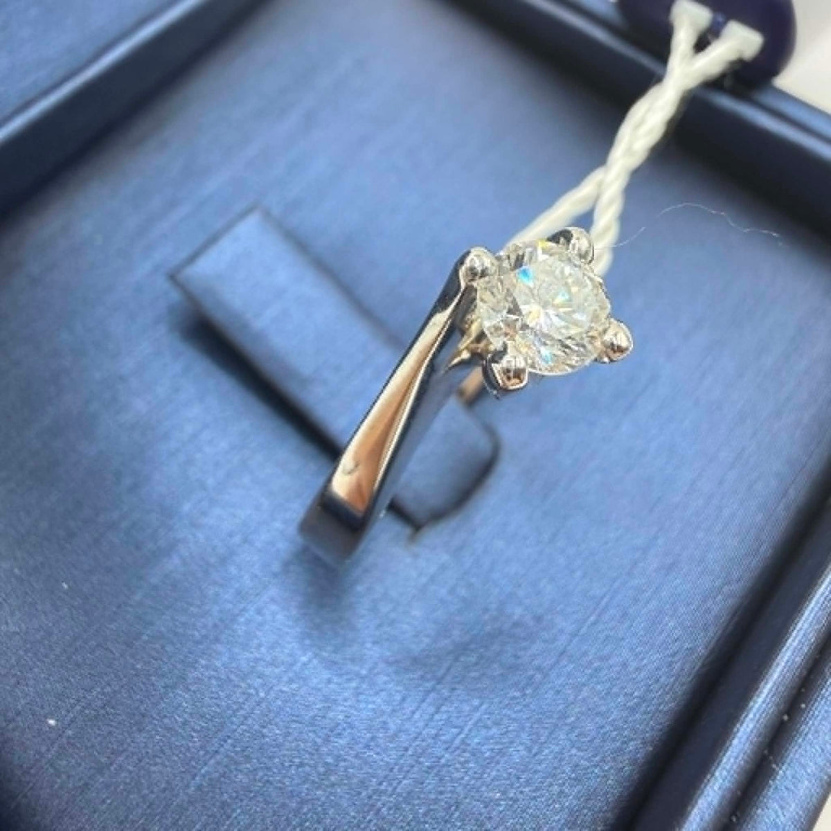 Anello Solitario in Oro 18KT 18KT e Diamante IGI Ct 0.50 E-VVS