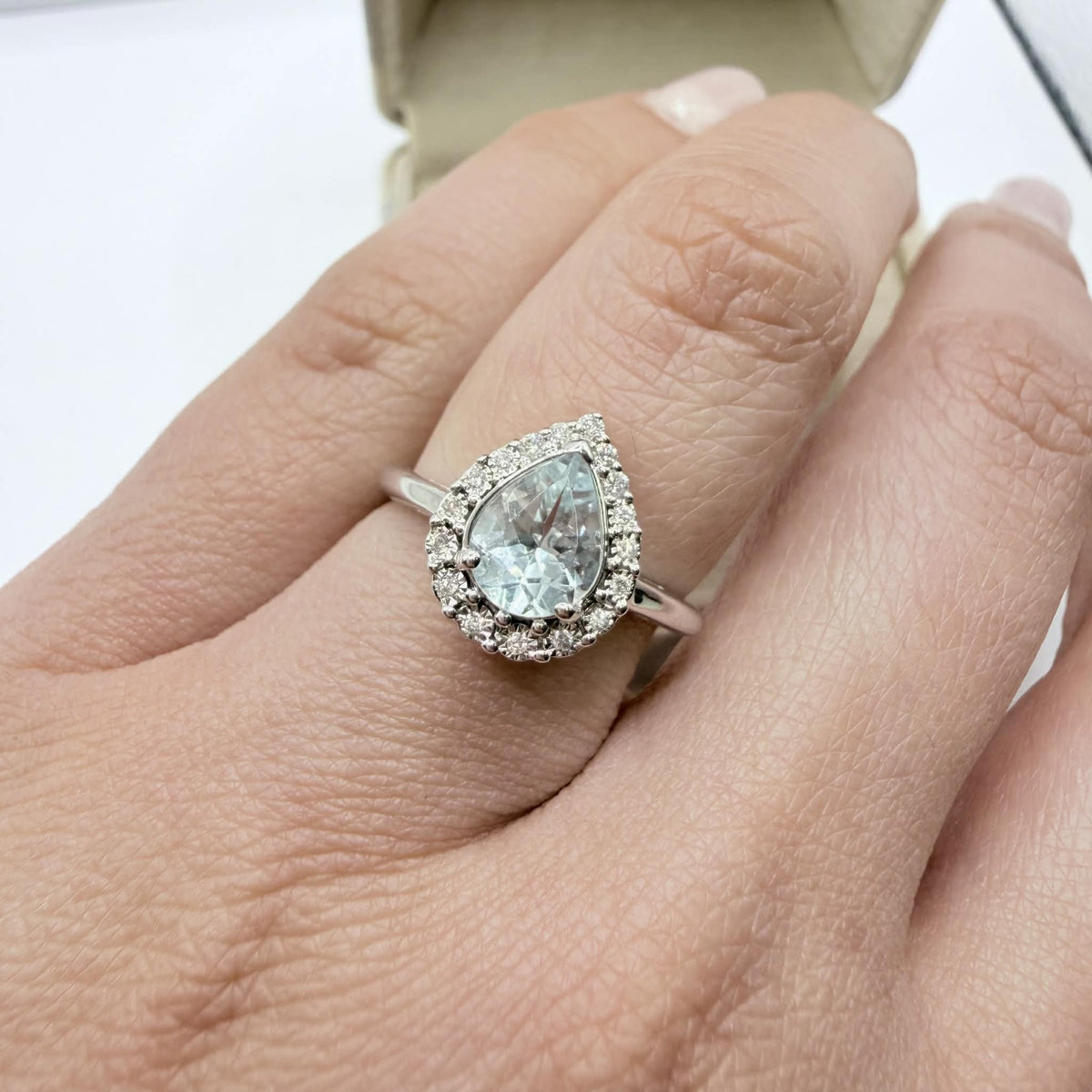 Anello a Goccia Donna Oro 18KT con Acquamarina Ct. 1,10
