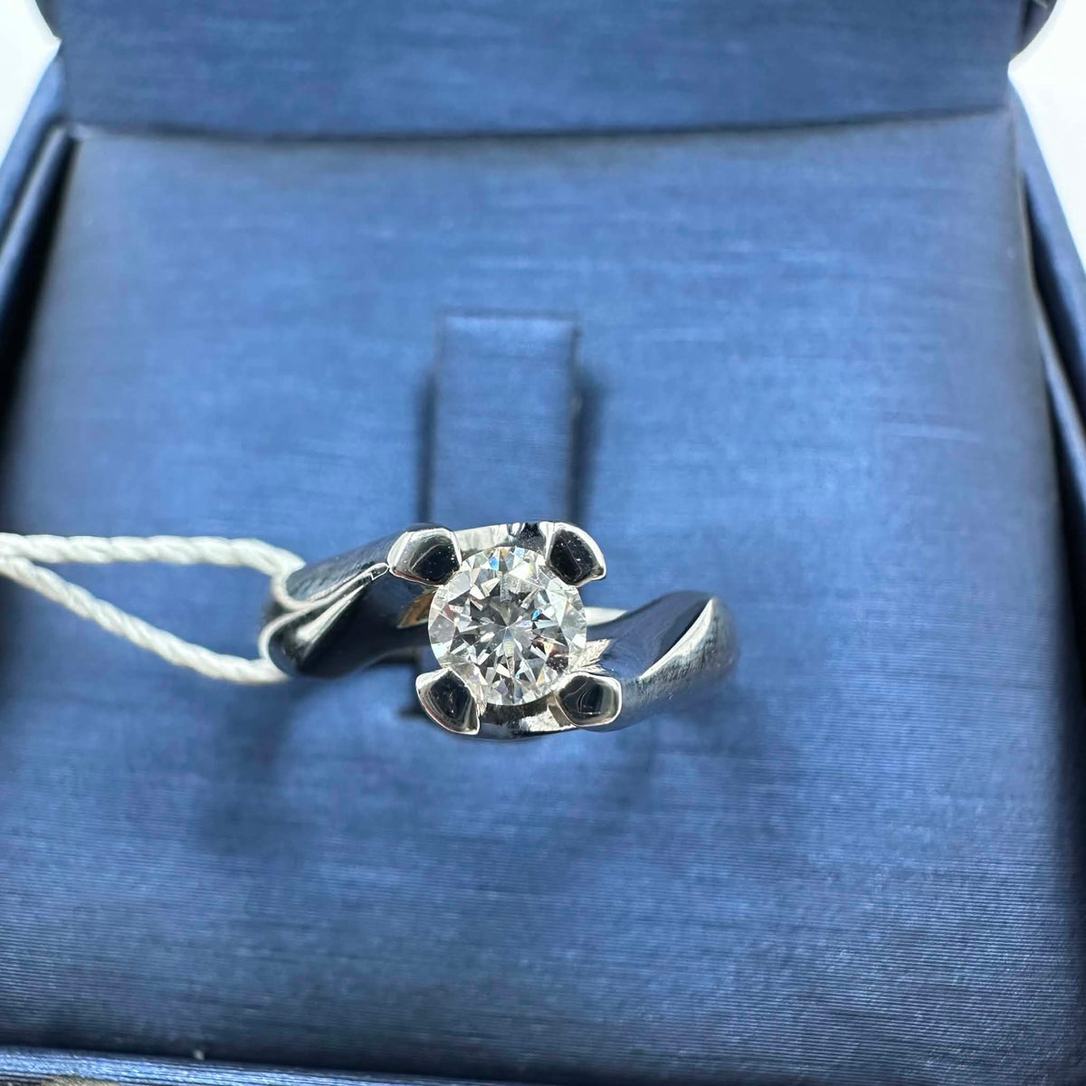 Anello Solitario in Oro 18KT 18KT e Diamante Ct 0.38 G-VVS