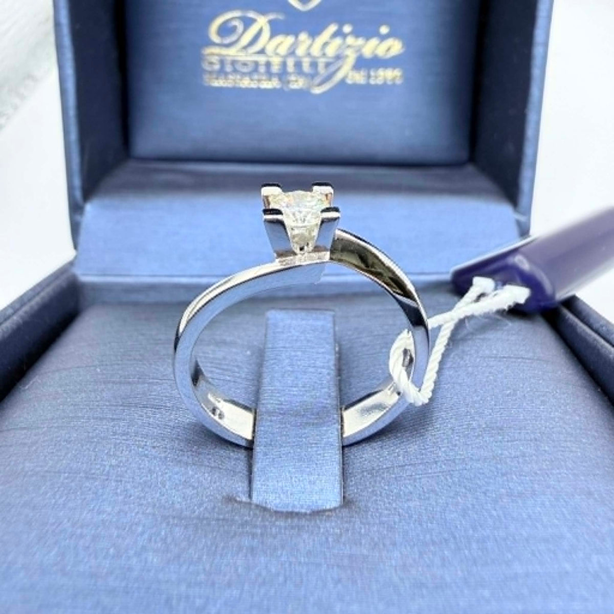 Anello Solitario in Oro 18KT 18KT e Diamante Ct. 0,30 G-VVS
