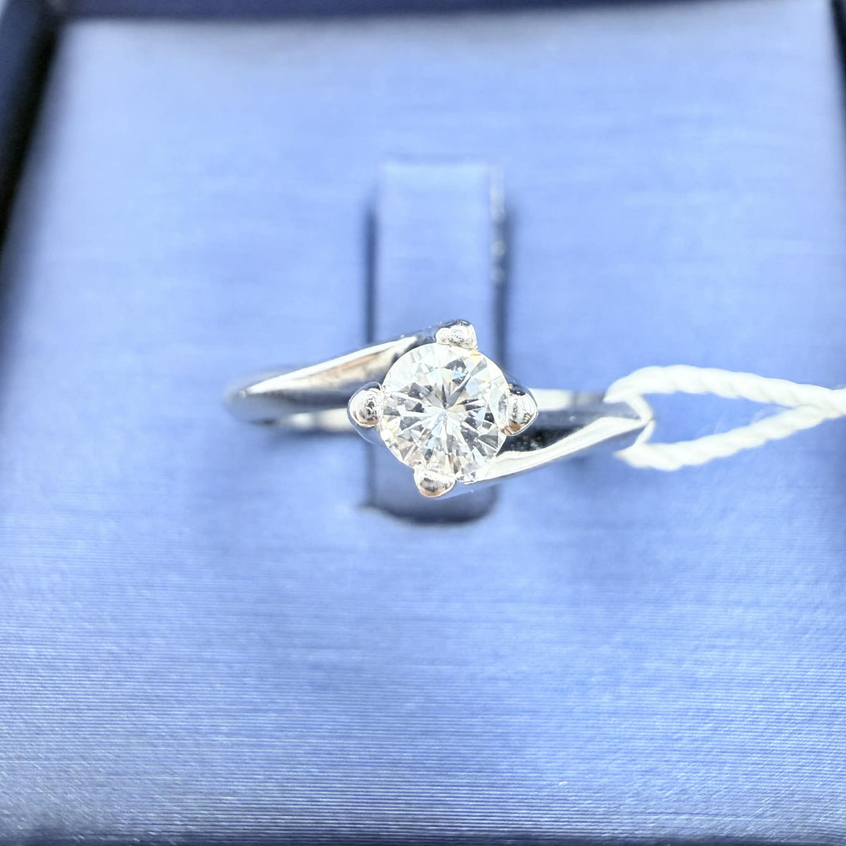 Anello Solitario in Oro 18KT 18KT e Diamante Ct. 0,30 G-IF