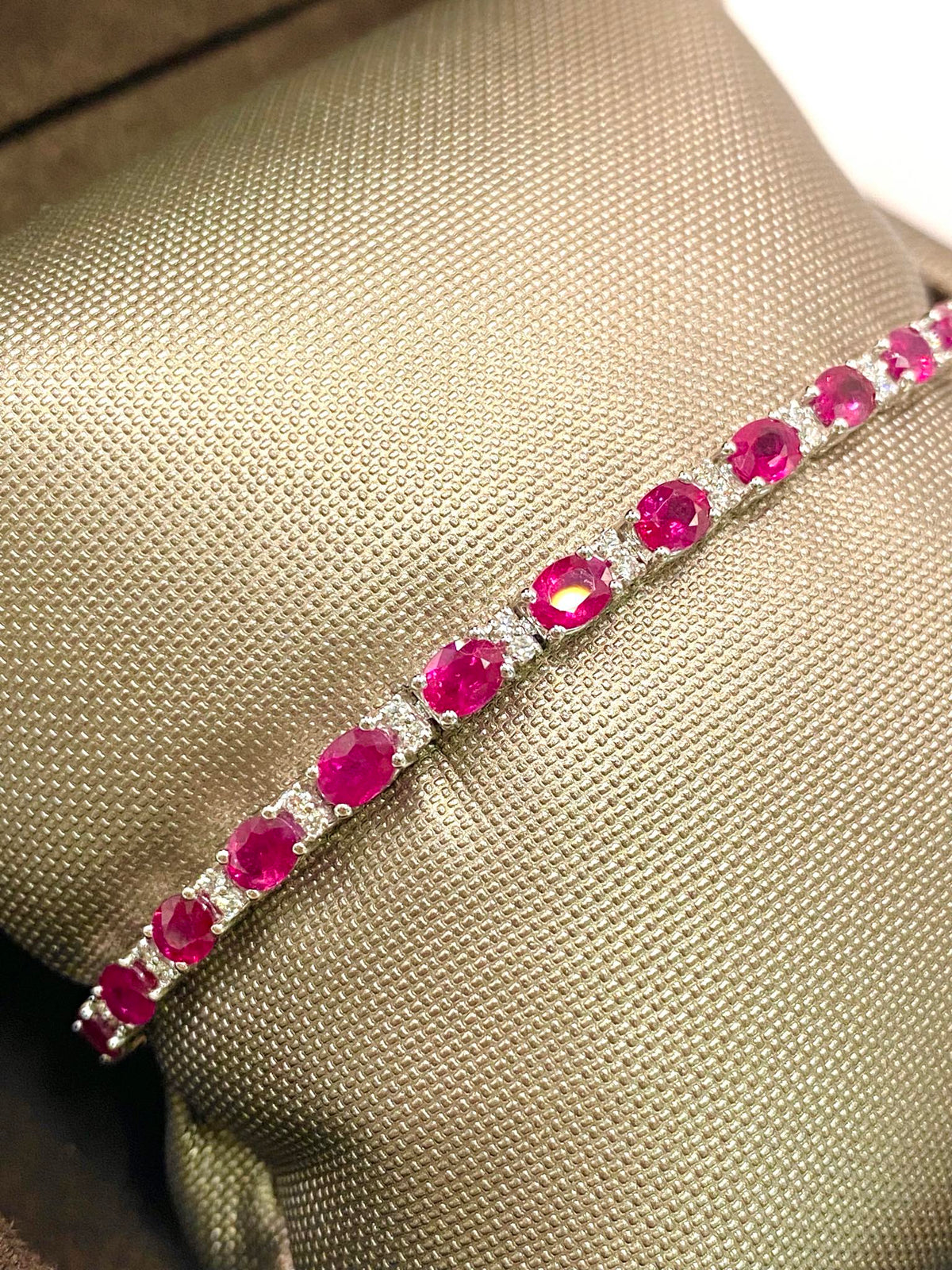 Bracciale Tennis Crivelli in Oro 18KT con Rubini Ct. 6,35 e Diamanti