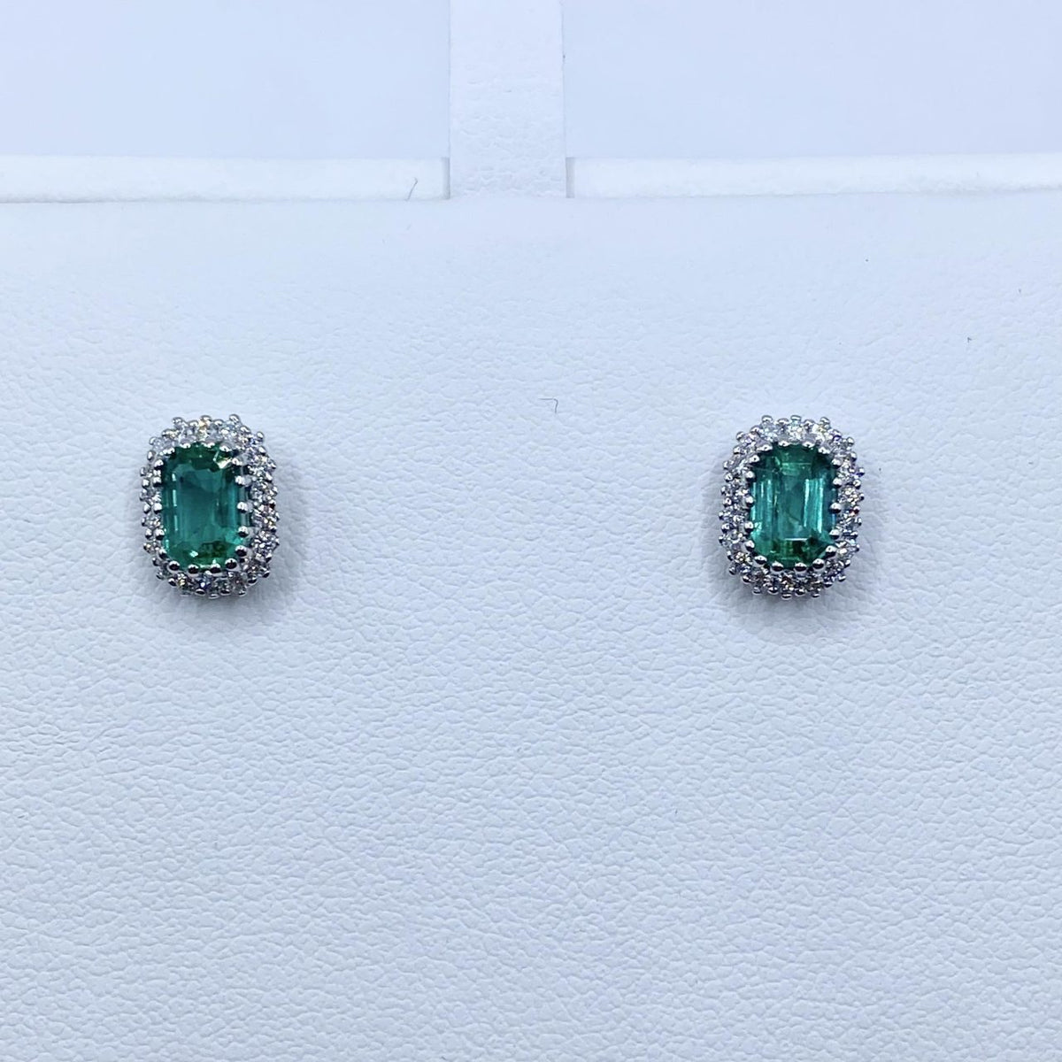 Orecchini Miluna in Oro 18KT 18KT con Diamanti e Smeraldi Ct. 1,1